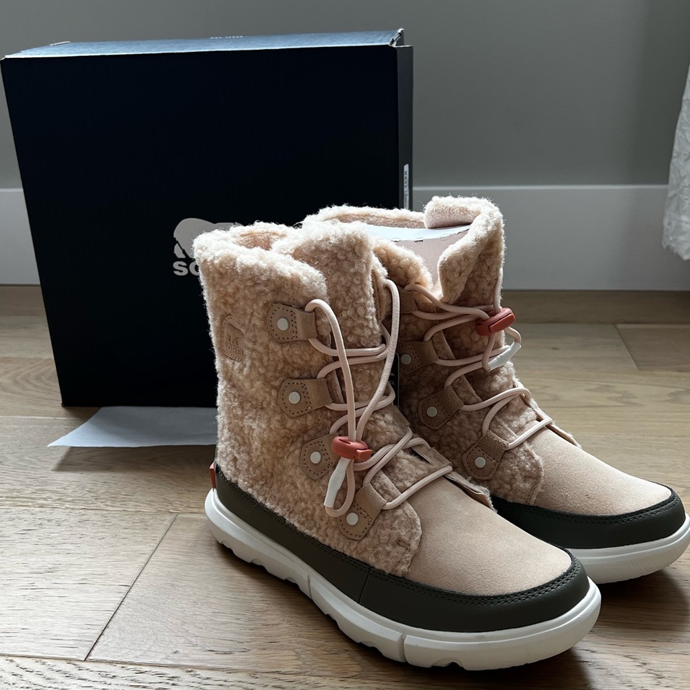 Sorel explorer cozy boot NWT